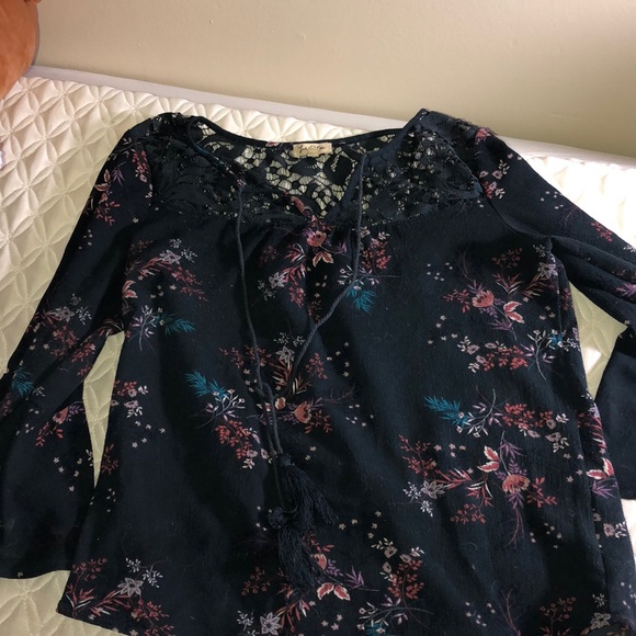 Lily White lace belle sleeve blouse - Picture 8 of 8